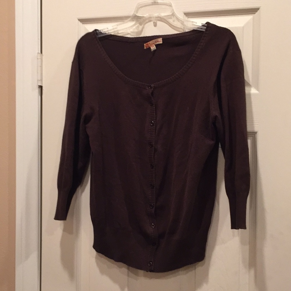Sweater, button-down, 3/4 sleeve, rounded neck.